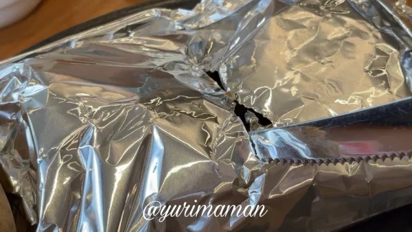 アルミに包まれたココスの包み焼きハンバーグ2