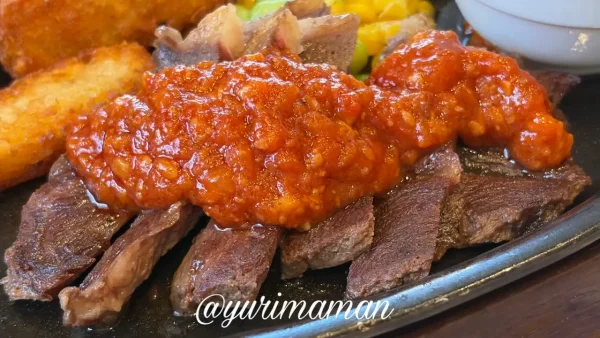 ガスト赤身ビーフステーキにガーリックソースをかけた写真 - ゆりママんブログ ガスト赤身ビーフステーキにガーリックソースをかけた写真