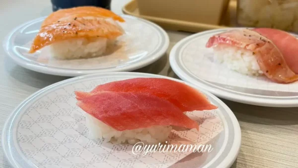 はま寿司松山中央店のテーブル席（リニューアル後の店内）