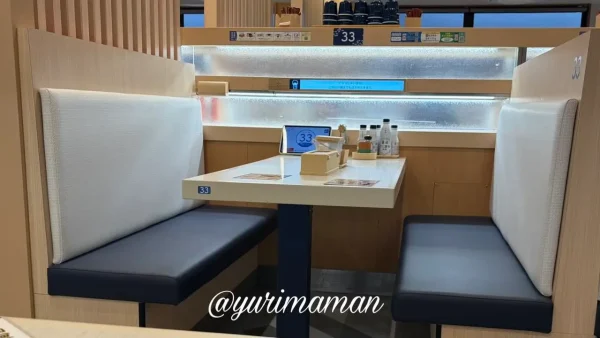 はま寿司松山中央店の新しいモニター付きレーンとテーブル席1