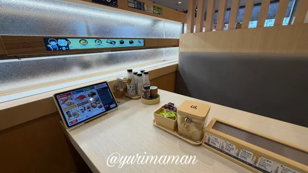 はま寿司松山中央店の新しいモニター付きレーンとテーブル席2