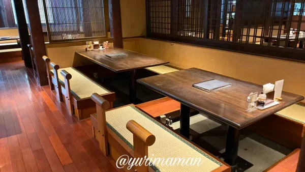 八勝亭オリエント波止浜店の座敷テーブル席 靴を脱いで利用する落ち着いた空間 - ゆりママんブログ 八勝亭オリエント波止浜店の座敷テーブル席 靴を脱いで利用する落ち着いた空間