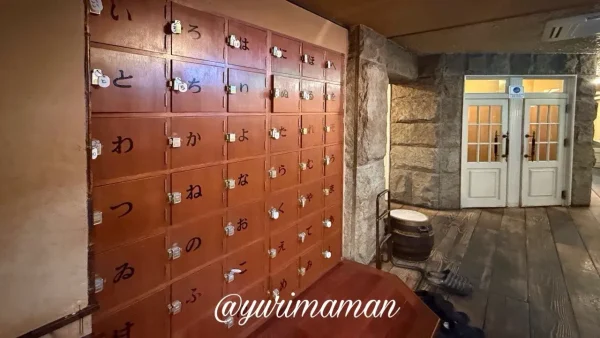 八勝亭オリエント波止浜店の靴箱 昭和レトロな雰囲気の下駄箱 - ゆりママんブログ 八勝亭オリエント波止浜店の靴箱 昭和レトロな雰囲気の下駄箱