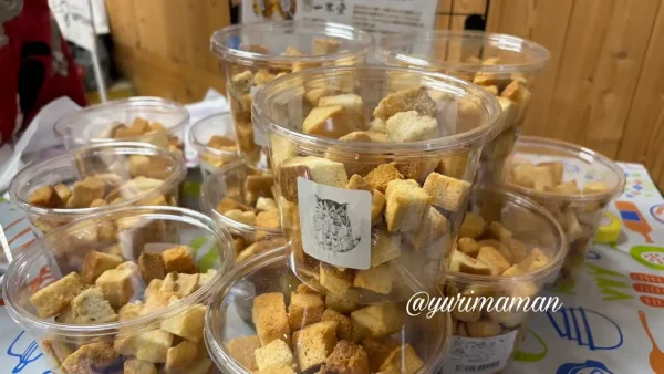 譲渡会会場に並ぶ一本堂さんが作るラスク。売り上げの一部は保護活動の支援に - ゆりママんブログ 譲渡会会場に並ぶ一本堂さんが作るラスク。売り上げの一部は保護活動の支援に