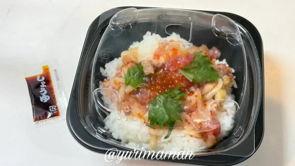 くら寿司の平日限定ランチ「旬の海鮮丼」をテイクアウトした様子