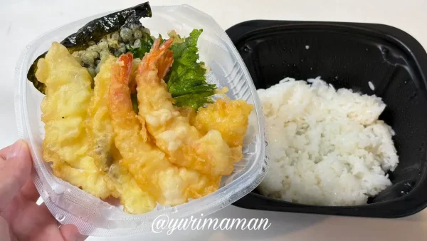 くら寿司の平日限定天丼をテイクアウトした様子（ごはんと天ぷら別容器）