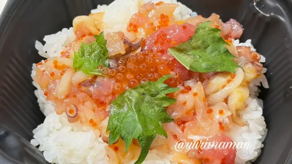 くら寿司の海鮮丼テイクアウトを開けたところ（サーモンやエビ入り）