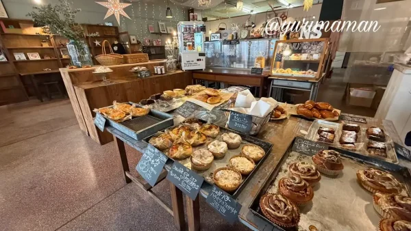 N’s Kitchen & laboの店内に並ぶパン