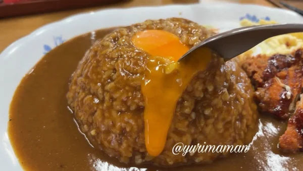 太養軒ジャンボカツカレーの卵黄を崩す瞬間4