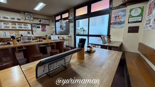 松山市道後一万 太養軒のレトロな店内1