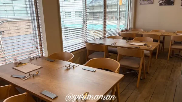 木の温もりを感じるオステリアイルシエロの店内2