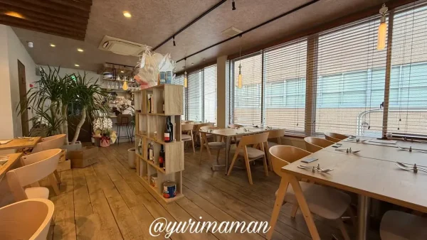 木の温もりを感じるオステリアイルシエロの店内1