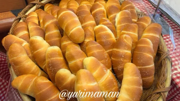 パンメゾンの焼きたて塩パンが山積みになったトレー