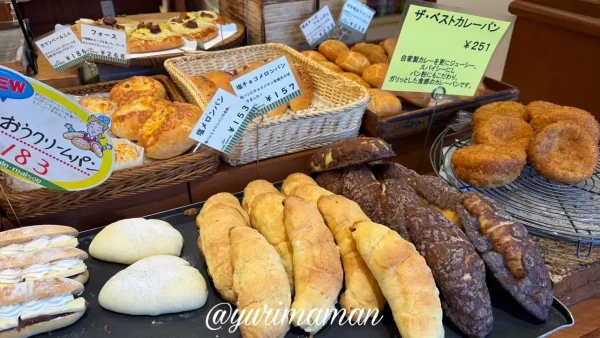 パンメゾン八幡浜本店の店内と並ぶパン