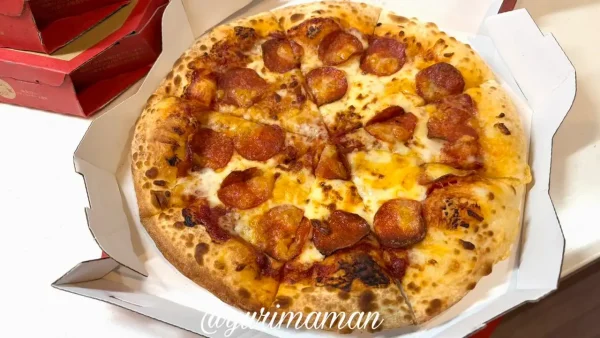 ピザハットのハットの日にテイクアウトした焼きたてピザ（ペパロニクラシック）