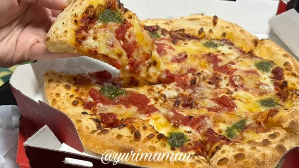 ピザハットのハットの日にテイクアウトした焼きたてピザ