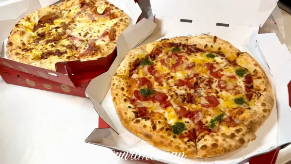 ピザハットのハットの日にテイクアウトした焼きたてピザ2枚のセット