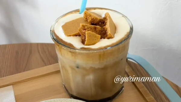 カルメ焼きトッピングがのったSHRmaCOFFEEのダルゴナラテ1 - ゆりママんブログ カルメ焼きトッピングがのったSHRmaCOFFEEのダルゴナラテ1