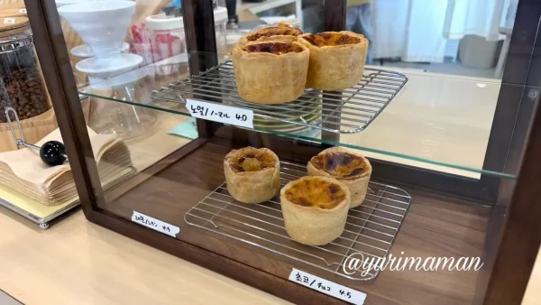 SHRmaCOFFEEで販売されている韓国風エッグタルトのショーケース1 - ゆりママんブログ SHRmaCOFFEEで販売されている韓国風エッグタルトのショーケース1