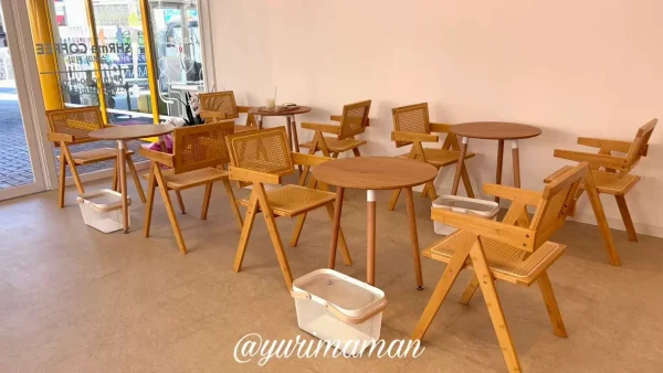 ウッド調でナチュラルな雰囲気のSHRmaCOFFEE店内の席1 - ゆりママんブログ ウッド調でナチュラルな雰囲気のSHRmaCOFFEE店内の席1