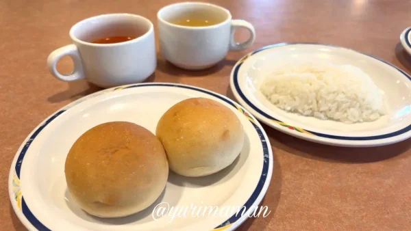 ステーキガストのランチ食べ放題パンとライスとスープ