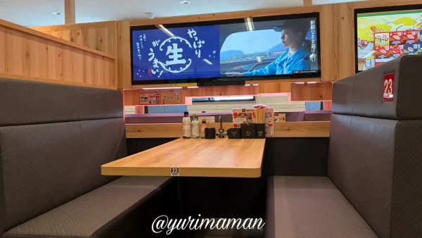 リニューアルしたスシロー伊予松前店のデジロー設置ボックス席の店内の様子1