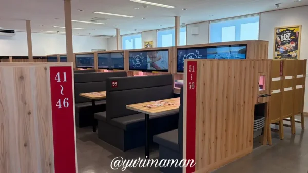 リニューアルしたスシロー伊予松前店のデジロー設置ボックス席の店内の様子2