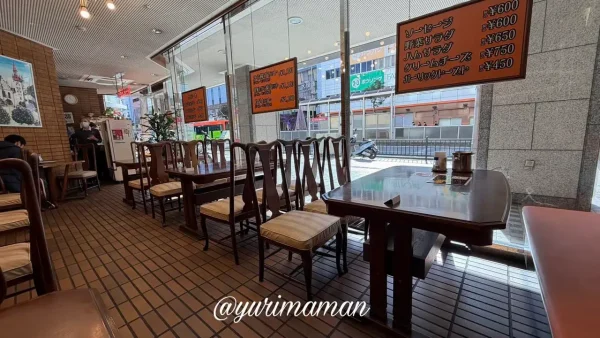 スリーバーチューの店内の様子 テーブル席が並ぶランチタイムの雰囲気 - ゆりママんブログ スリーバーチューの店内の様子 テーブル席が並ぶランチタイムの雰囲気