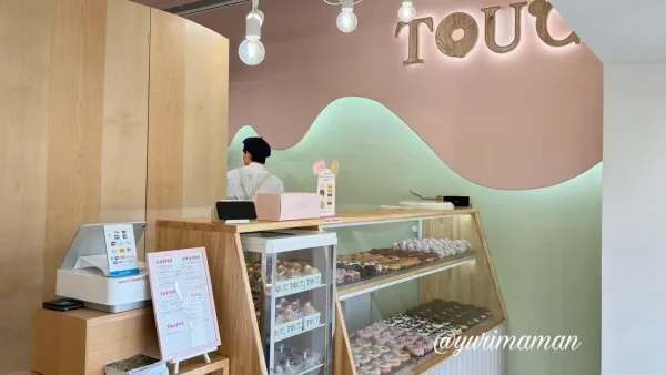TOU℃松山店の内観写真（ショーケースに並ぶドーナツ）