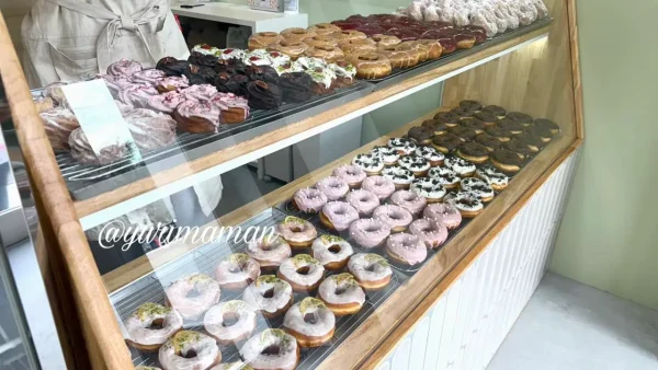 TOU℃松山店の店内ショーケースに並ぶドーナツ