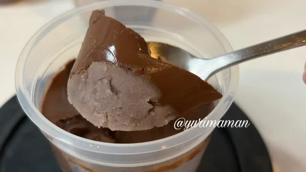 山田屋まんじゅうの期間限定チョコプリンをスプーンですくった様子