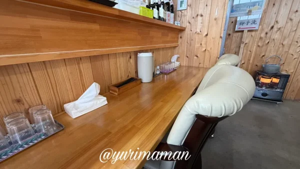 やま勝の店内カウンター席の様子 - ゆりママんブログ やま勝の店内カウンター席の様子