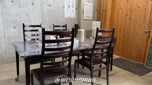 やま勝の店内テーブル席の様子 - ゆりママんブログ やま勝の店内テーブル席の様子