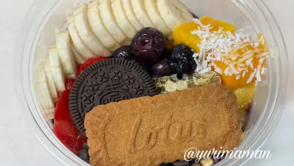 アサイー工房今治店のLotusビスケット入りアサイーボウル