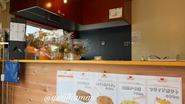 松山市柳井町の三津浜焼き店akaneyaの内観