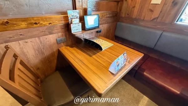 びっくりドンキー伊予松前店のテーブル席 落ち着いた店内 - ゆりママんブログ びっくりドンキー伊予松前店のテーブル席 落ち着いた店内