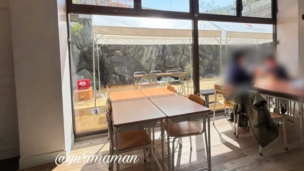 学校風の教室をイメージした店内 愛媛の学校1970-3