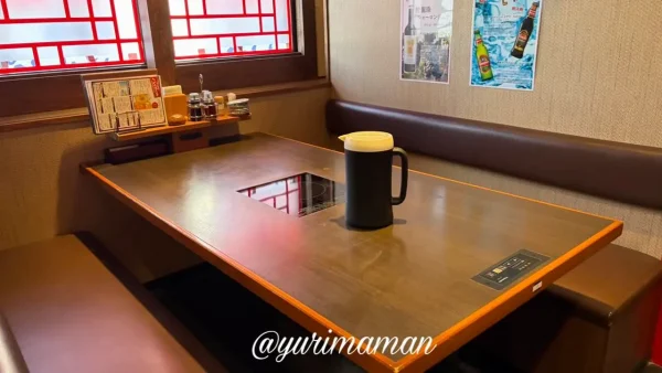 松山市久万ノ台の中華料理店ハルピンのボックス席