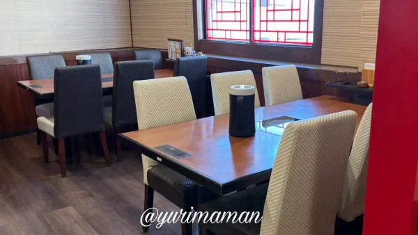 松山市久万ノ台に移転オープンしたハルピンの店内テーブル席