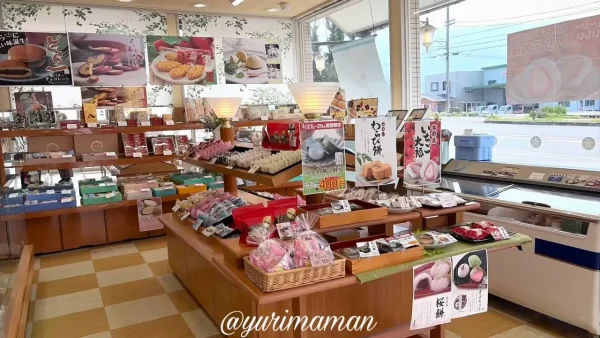 ハタダ川之江店の店内の様子(和菓子や洋菓子が並ぶ) - ゆりママんブログ ハタダ川之江店の店内の様子(和菓子や洋菓子が並ぶ)