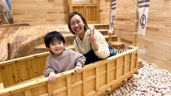 しまなみ木のおもちゃ美術館で遊ぶ様子