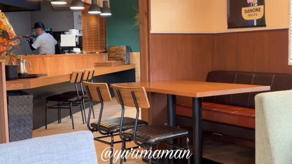 CROQUE WORKSのカウンター席 ひとりランチもできる落ち着いた空間