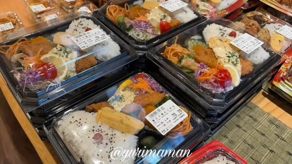 オイシイオト椿店の店内に並ぶお弁当1neup-1 - ゆりママんブログ オイシイオト椿店の店内に並ぶお弁当1