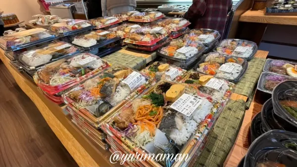 オイシイオト椿店の店内に並ぶお弁当2 - ゆりママんブログ オイシイオト椿店の店内に並ぶお弁当2
