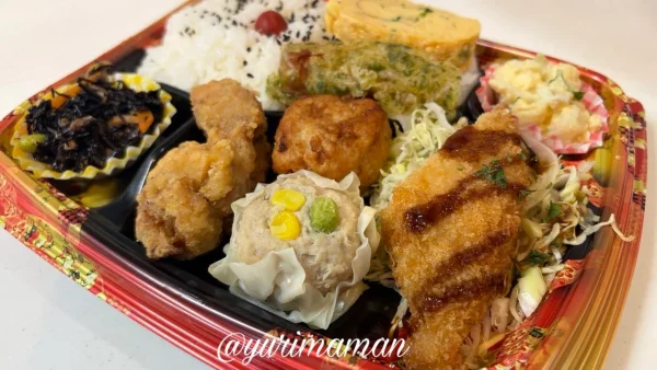 オイシイオト椿店のバラエティ弁当(唐揚げや卵焼き入り) - ゆりママんブログ オイシイオト椿店のバラエティ弁当(唐揚げや卵焼き入り)