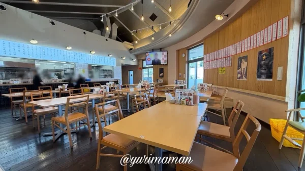 テーブル席が並ぶ広々とした店内 大衆食堂スタンドそのだの内観