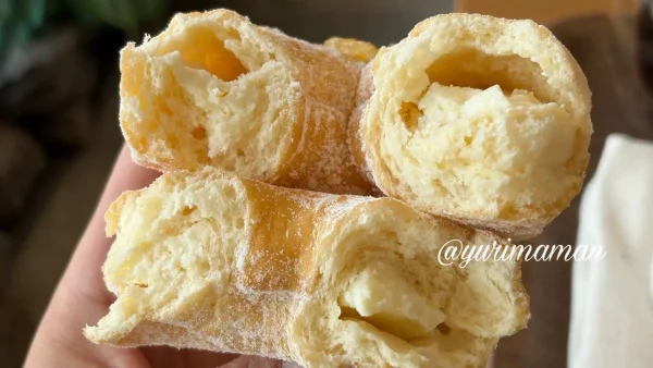 レモンクリームチーズドーナツの断面とホワイトチョコ（ミサキドーナツ）