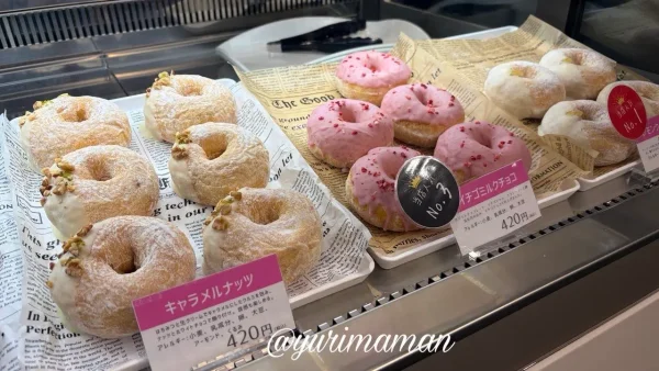 西条市いとまちマルシェのミサキドーナツのショーケースに並ぶドーナツ2