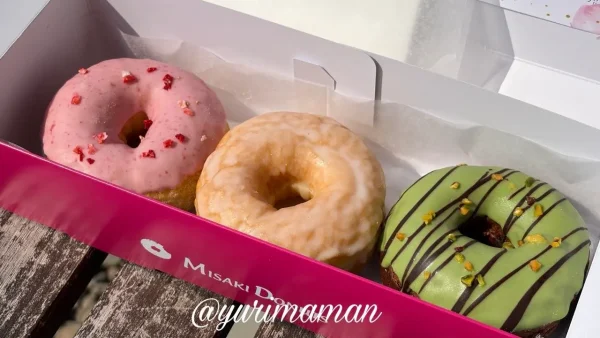 ミサキドーナツのテイクアウトボックス(いちご・プレーン・ピスタチオ)2 - ゆりママんブログ ミサキドーナツのテイクアウトボックス(いちご・プレーン・ピスタチオ)2