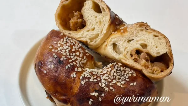 もち麦亭の照り焼きチキンベーグル断面と具材 - ゆりママんブログ もち麦亭の照り焼きチキンベーグル断面と具材